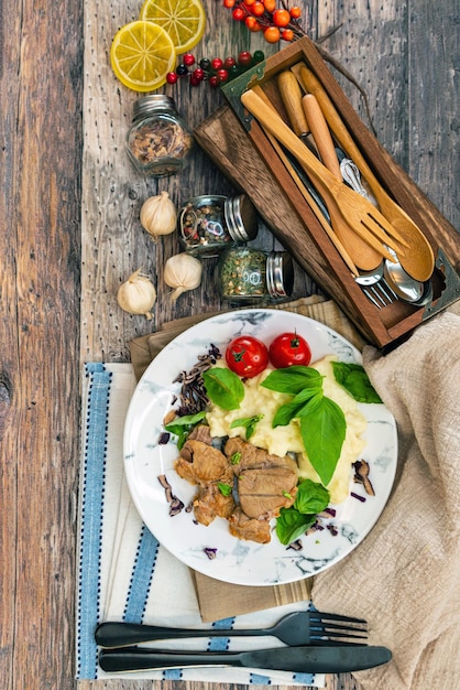 Talerz z domowym daniem